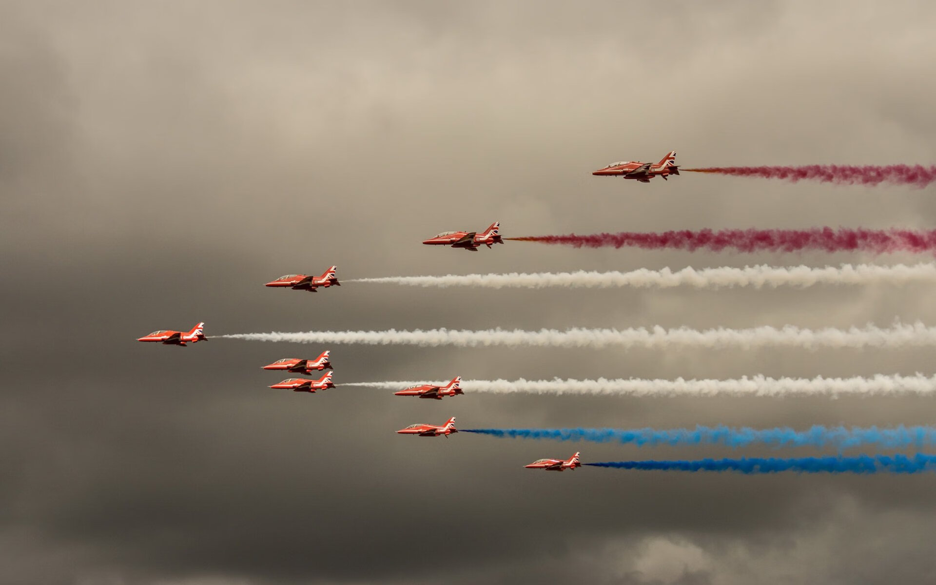 倒三角中场释放边路进攻空间，倒三角是什么运动