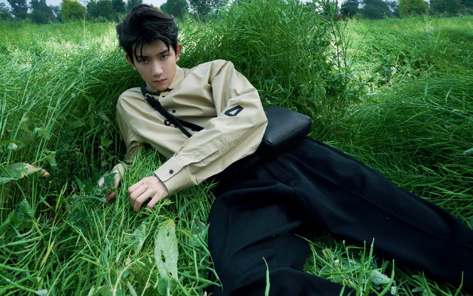 kaiyun开云·官方网站-詹姆斯替补席上积极鼓励年轻球员，詹姆斯的替补球员