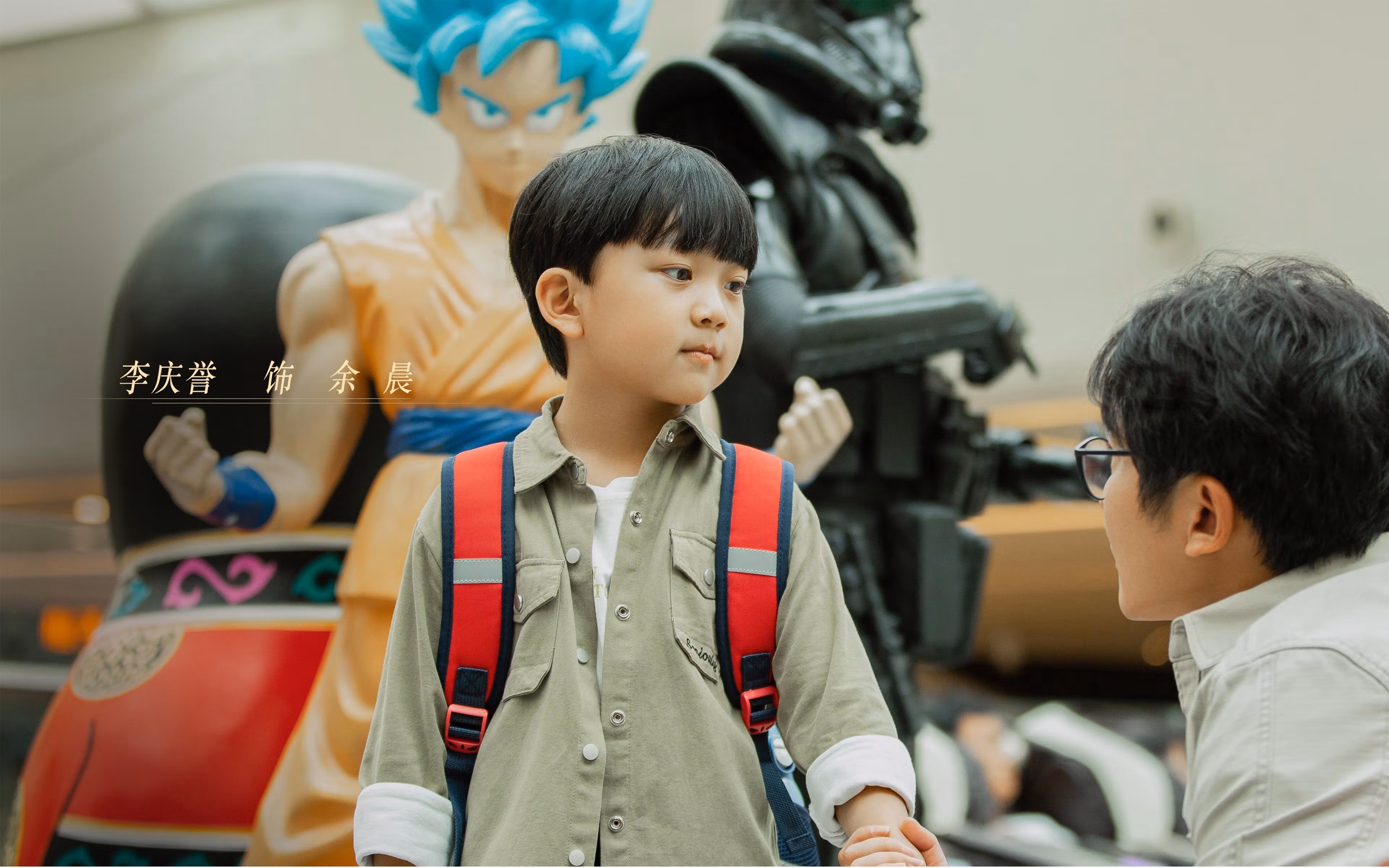 记者会现场气氛紧张主教练回应关键问题言辞谨慎，记者会主持人