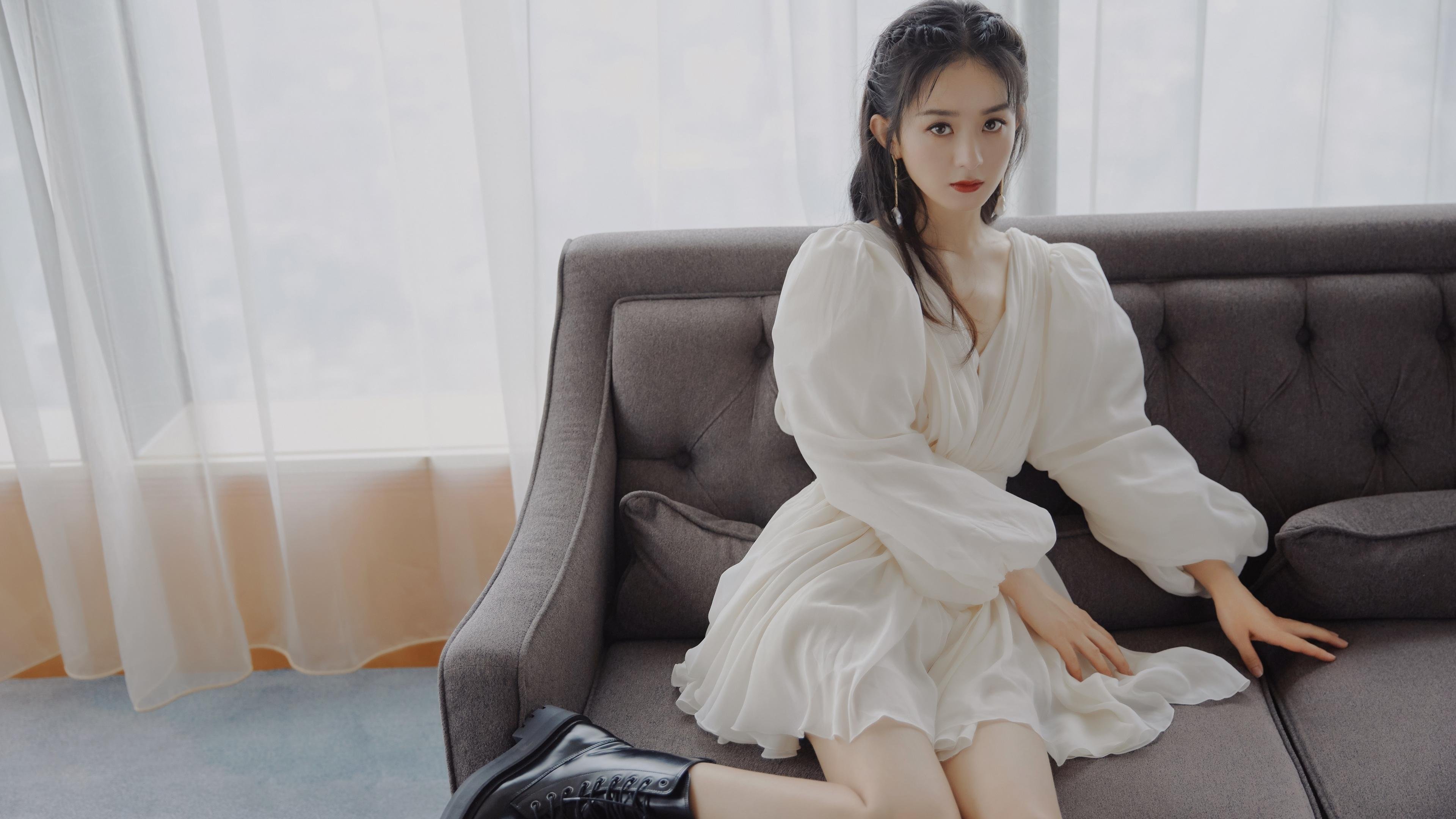 训练中强度不断升级球员表现积极展现职业精神与自律态度,职业球员的训练