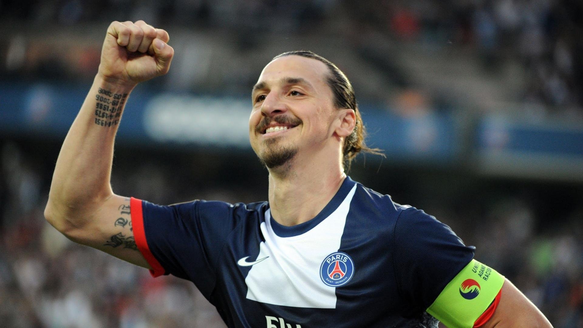 墨西哥球员脚底打滑摔出界，被判越位？，墨西哥国脚